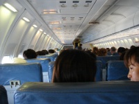 DSC00123  アロハ航空機内。くたびれた合皮の椅子が機齢を物語ってますね。