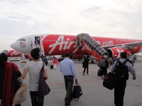 DSC03193  出ましたAirAsiaX。Xは「X Ratedされるくらいダメまっている」という意味だと言われています。１８禁。嘘。