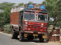 IMG 2091R  インド風味１００点満点の装飾が施されたトラック。  トラック野郎が男気溢れる装飾好きなのはこちらの国でも同じようです。