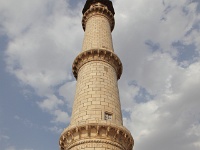 IMG 2515R  ミナレットと呼ばれる塔ですが、本来であればモスクの付属設備なので、  霊廟であるタージマハルには必要なかったそうなのだが、  見た目の美しさを追求して付けちゃっただもんっ！！ということだそうです。