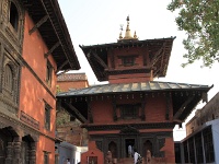 IMG 2962R  ネパールの寺院がいきなり登場。流石聖地。色々あります。