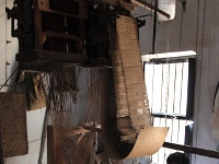 IMG 3055R  こちらはサリーを編む工場。この機織り器が大変興味深い。