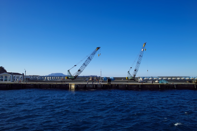 SDIM0296S これぞ港湾！！といった風景。波消しブロックも起重機も青空に映える。