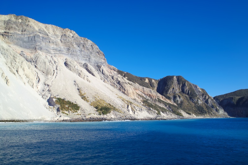 SDIM0336S ようやく目的地の神津島多幸湾に接近。<BR>
外を見ると目を疑うくらいにきれいな風景。