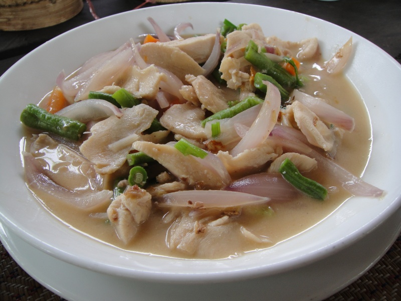 DSC05386 そろそろ昼食にするかとレストランに入ると突然スコールに見舞われ間一髪。<BR>
雨が止むまでお昼ご飯をゆっくり楽しむことにしましょう。<BR>
鶏肉をココナッツミルクとショウガで炒めた食物。日本人の舌に良く合います。