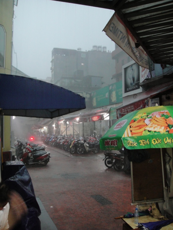 DSC05490 スーパーで買い物をしていたところ急にスコール。<BR>
こんな雨では雨宿りするほかありません。