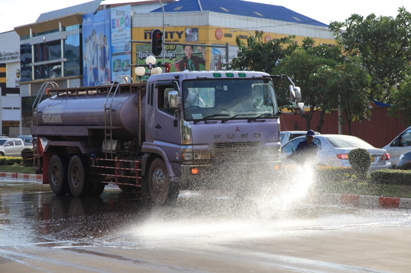 IMG_6630R 佐川急便のタンクローリーが有るとは知りませんでしたが、<BR>
それを散水車に改造して街路の清掃に使用しているんですね。