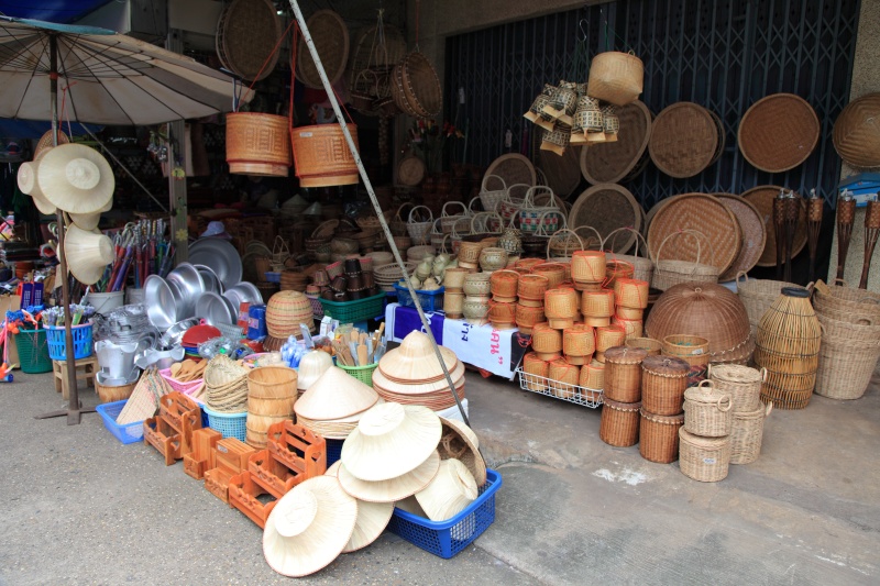 IMG_6828R ネタとしては大変魅力的なアイテムが勢揃いしており、どれも激安なので思わず欲しくなりますが、<BR>
今後の旅程を考えると勢いで買うのがためらわれます。残念だぁ・・・。