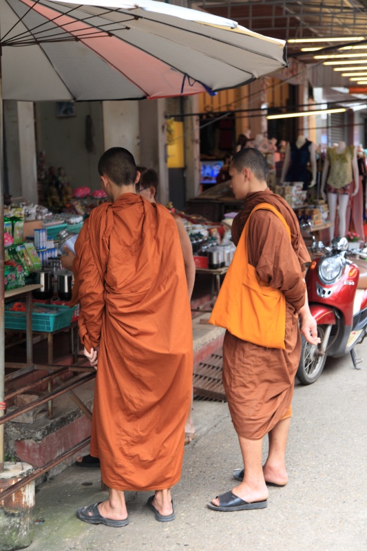 IMG_6829R 僧侶の方々もお買い物にお見えになるくらいお買い得なマーケットのようですよ。