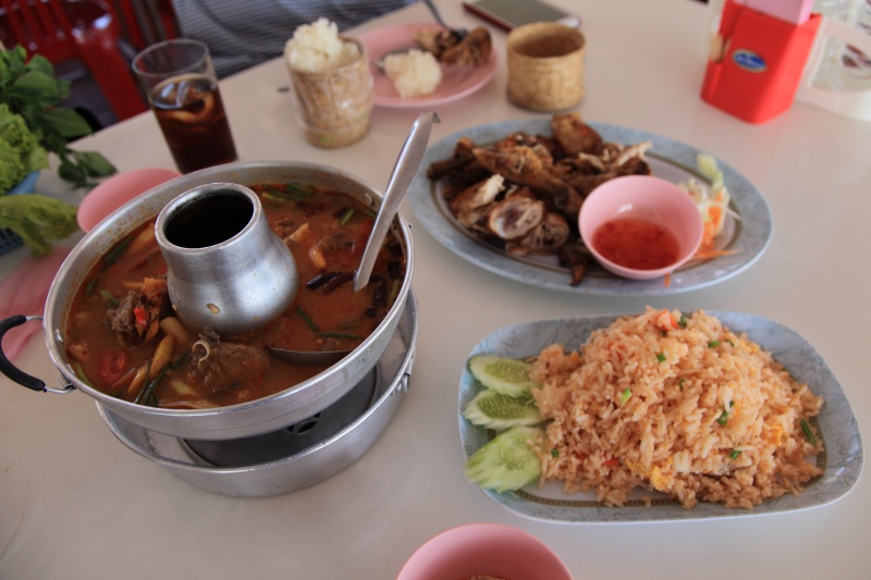 IMG_6951R その後、運良く英語のメニューがあったため昼食難民は回避。<BR>
値段を参考に発注したら予想以上に量が多くて少々びびってます。