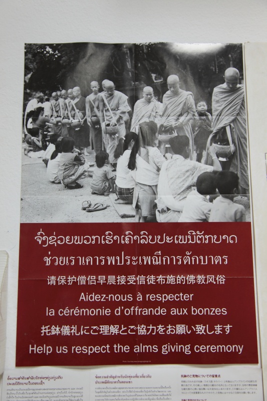 IMG_7538R ルアンパバーンは僧侶の托鉢が有名なことですが、世界遺産に指定されてからというもの、<BR>
観光客が爆発的に増えてしまい托鉢の障害となるような行動をする観光客に頭を悩ませているとか。