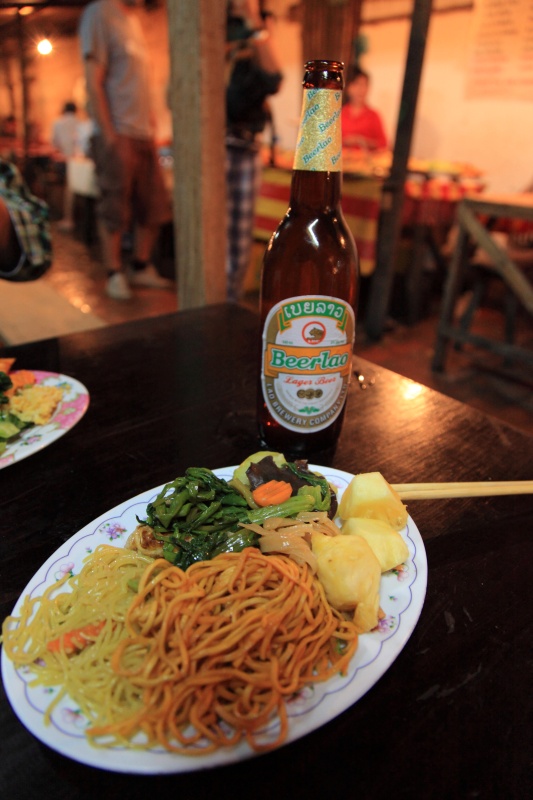 IMG_7869R 散々フラ付いた後ようやく夕食。屋台ですけどビア・ラオは欠かせませんよねー。