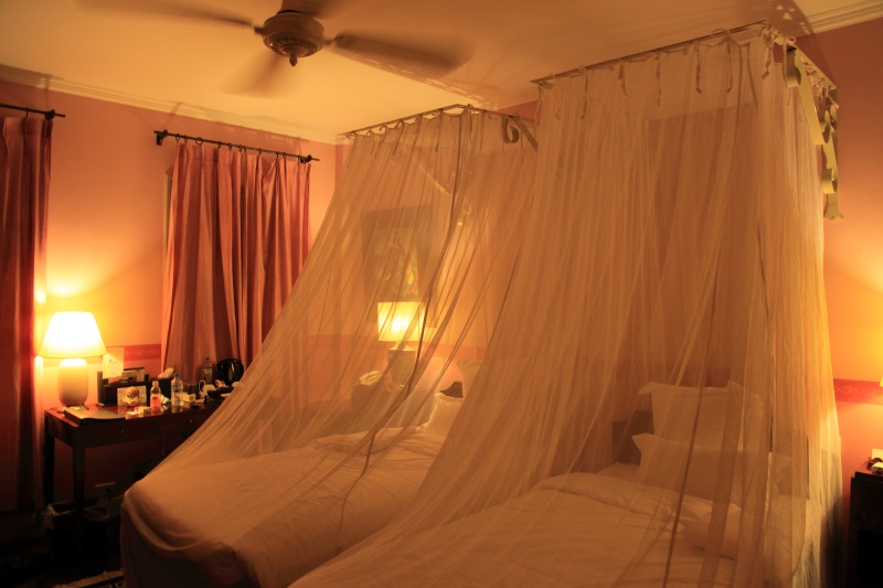 IMG_7889R 部屋に帰るとちゃーんとターンダウン済み。<BR>
冷房完備の環境では蚊帳の必要性は薄れががちですが、<BR>
冷房やファンの風を優しくしてくれるという魅力的な効能も。