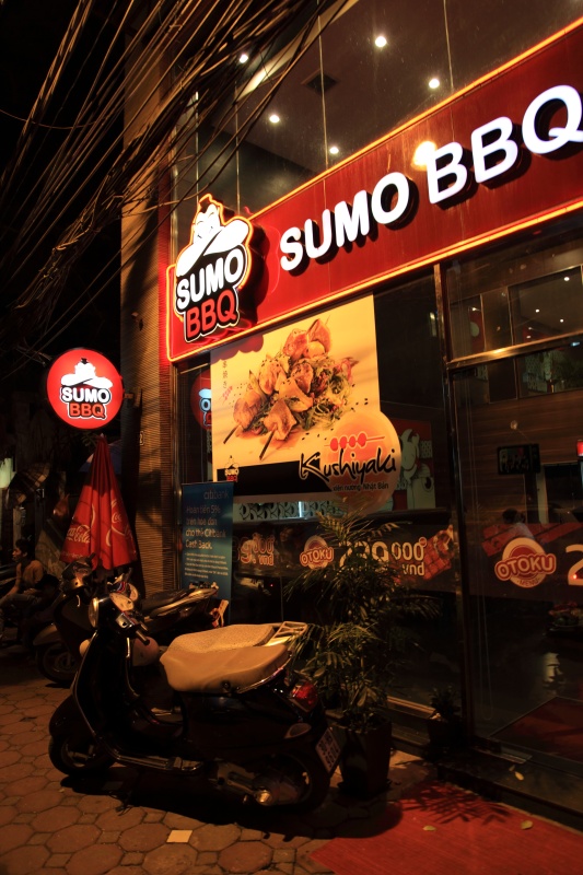 IMG_8602R となりにはSUMO BBQもありましたけど・・・一体誰をターゲットにしちゃった？<BR>
値段を見るに外国人目当てのお店のようですが。