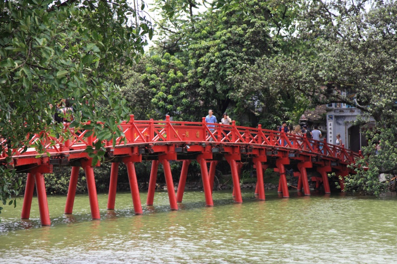 IMG_9142R ハノイ旧市街のシンボル、ホアンキエム湖。<BR>
市民の憩いの場であったり、崇拝の対象であったり、観光スポットであったり、<BR>
特に何が凄いという訳ではありませんが大人気のスポットなのです。