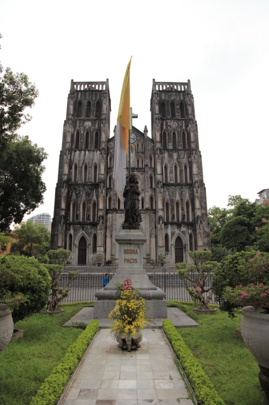 IMG_9473R こちらはハノイ大聖堂。<BR>
フランスの植民地だった影響からアジアには思えない建物がゴロゴロ。