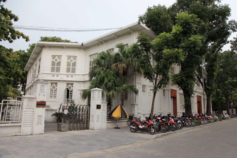 IMG_9492R 詳細は分かりませんが、こちらもコロニアルな雰囲気たっぷりな建物。<BR>
バイクと植栽が無ければ完璧にヨーロッパの風景になりそう。