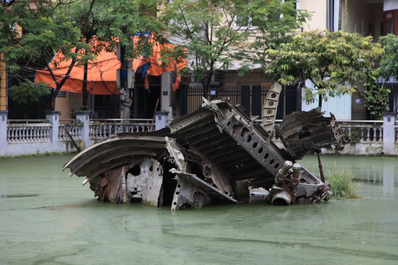 IMG_9533R 雨期と言うこともあり水位が高く、見える部分が少ないのが反省点。<BR>
度々盗難に遭い残骸は年を追うごとに小さくなってしまっているのだとか。