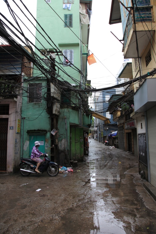 IMG_9560R 路地裏マニアにはたまらない雰囲気。ダンジョン探検に似たドキドキ感とも言えよう。
