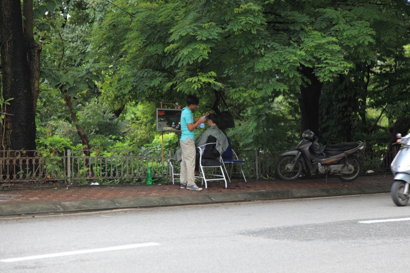 IMG_9578R カリスマ理容師によるカット中。