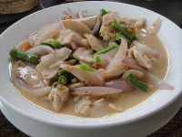 DSC05386 そろそろ昼食にするかとレストランに入ると突然スコールに見舞われ間一髪。