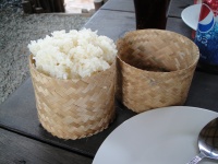 DSC05388 こちらはご飯。ラオスでは蒸した餅米をこのような入れ物に入れて提供するのが一般的です。