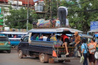 IMG_6597R 貨物車の後輪が沈むって、相当な過積載だと思うんだが・・・。