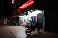 IMG_6720R コンビニに寄って帰ろーっと。
