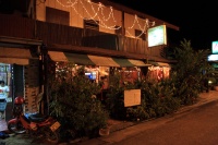 IMG_7359R 本日の夕食会場に到着。一見何屋だか分からないところがナイス。