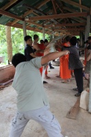 IMG_7642R お寺の奥がわさわさ盛り上がっていると覗いてみると、ボート大会で使うのか皆さん力を合わせて整備中。