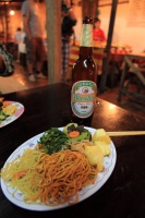 IMG_7869R 散々フラ付いた後ようやく夕食。屋台ですけどビア・ラオは欠かせませんよねー。