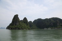 IMG_8671R 船内で昼食をとっているうちに目的の島が見てきました。
