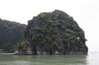 IMG_8676R 世界遺産マークも誇らしげに掲げられていますが、この島の内部には大変大きな鍾乳洞あり、