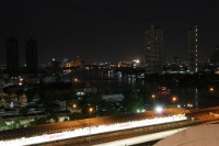 IMG 0084  ようやく深夜に宿泊地に到着。空港から1時間弱ほどタクシーに乗りましたが余裕で1000円を切る物価に明日からの期待も高まります。