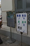 IMG 0169  王宮をのエリアに入る前には一応服装チェックがあります。モスクほどではないですが、露出の多い服を着ている人は強制的に更衣室に収容されるシステムです。