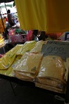 IMG 0318  黄色のポロシャツ大発売中。黄色はどうやら国王の色と言うことで、記念日の前後となると町中黄色の人だらけです。（ホントに笑っちゃうほど沢山います)