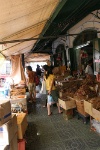 IMG 0400  乾物大量在庫中。冷蔵庫が無いわけではないのですが、魚介類はこういう形で取引されることがまだ多いようですね。