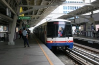 IMG 0486  バンコク市内を走るスカイトレイン。モノレールかと思ったら普通に2本レールの電車でした。だからスカイトレインなのね。