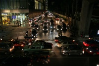 IMG 0499  繁華街であるサイアム地区の夜。激しい渋滞に見回れ、道は車であふれかえっていました。