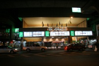 IMG 0553  映画館だと思われますが、上映中映画の看板がアメリカの地方都市っぽくてナイス。