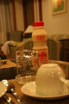 IMG 0562  食後にどうぞ。巨大ヤクルトのパチもの。"カセイ"ってひょっとしたら、L.カゼイ・シロタ株からパクってますか？