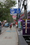 IMG 0592  津波騒ぎの後に設置された避難ルートの看板。日本仕様の道路標識に酷似していますが、やはり一枚噛んでいらっしゃいますか？