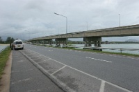 IMG 0923  プーケット島とタイ本土を結ぶ橋。ツアーのワゴンと思われる車も結構停車されてました。