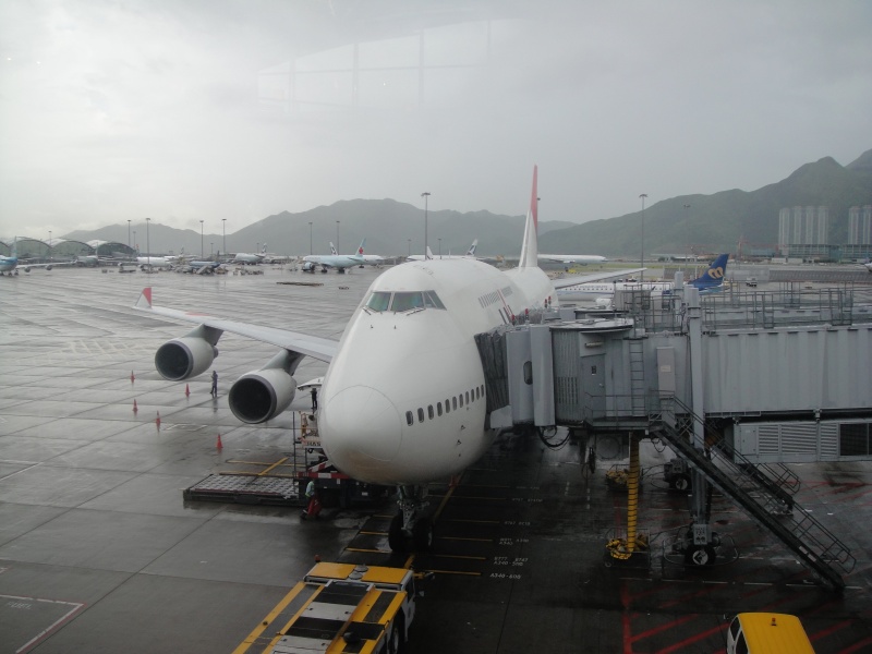 DSC02202 ゲート周辺は日本の方々で埋まり、香港にいながら日本に帰国してしまったような気分。<BR>
安心できると言えば安心できるわけですけど、もうちょっと外国気分を味わいたかったかも。