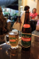 IMG_4635R 一日中汗だくになって歩き回ったあとに、冷房のない店内で頂くビール。