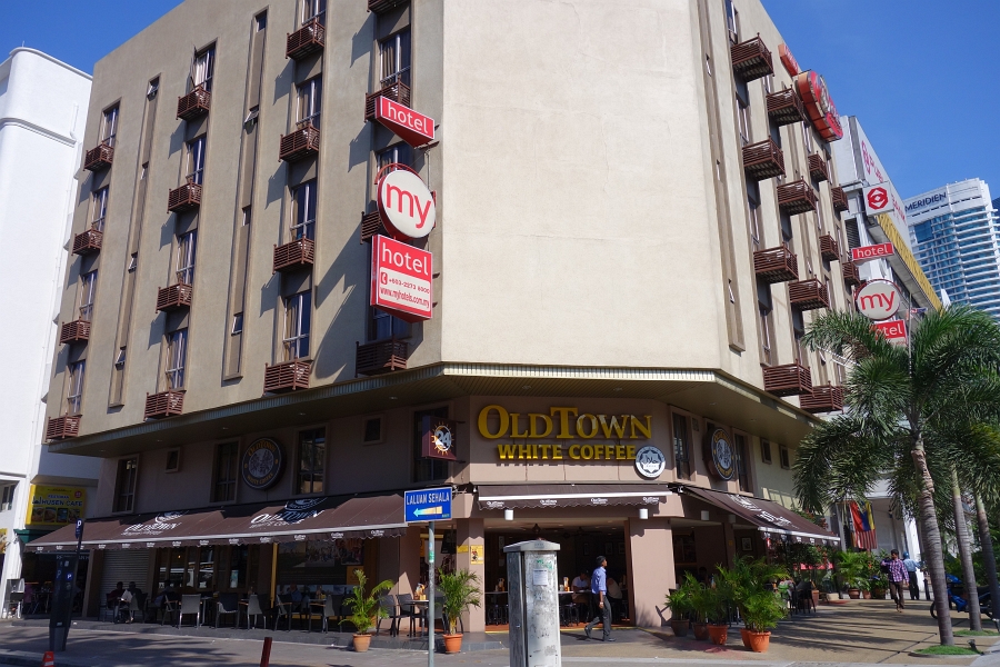 DSC00943 最近使用する頻度の高いmy hotelさん。<BR>
駅直近の割に激安で比較的清潔。１階はカフェ、隣は中華食堂と我々のツボにはまりすぎてる。