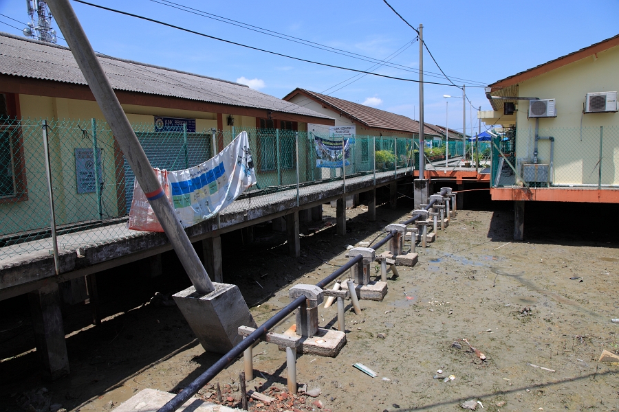 IMG_5202R 基本的には水上集落スタイル。上水道は完備だが、下水道は・・・？