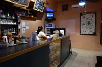 DSC09899 ショーケースの品揃えが秀逸。カップ麺・・・