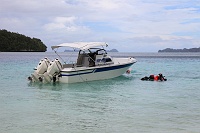 IMG_0969R 無人島ですが、各種ツアーの昼食スポットとなっているようです。