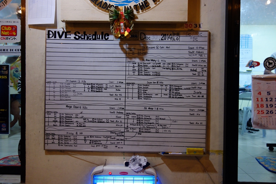 DSC00040 １日の船割りや必要機材などが記されたホワイトボード。<BR>
左上が空白なのは朝イチは海況が回復していなかったため、一部キャンセルになったからのようです。